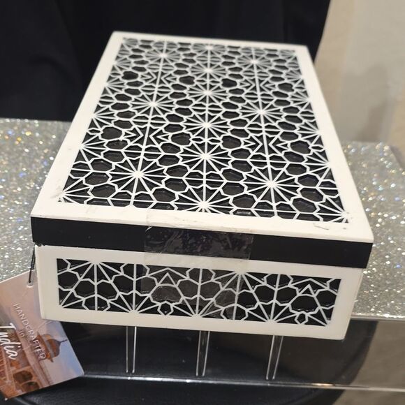 Handcrafted In India Bone & Resin Shiraz Pattern Keepsake Decorative Box - Picture 8 of 12